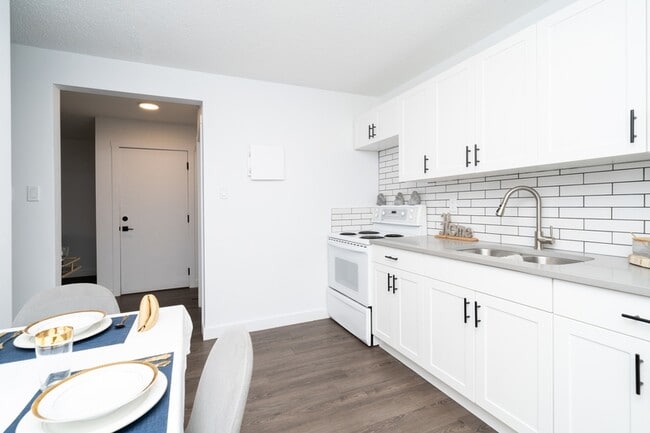 Building Photo - 10021-10154 154 St