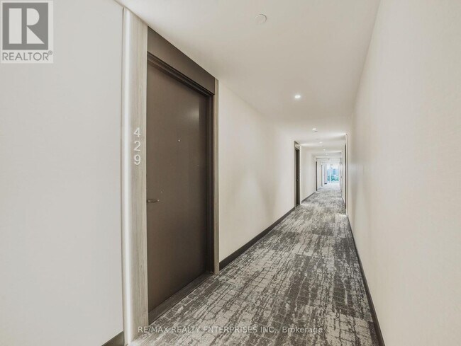 Photo du bâtiment - 215-215 Lakeshore Rd W