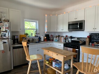 Building Photo - 5 Day St