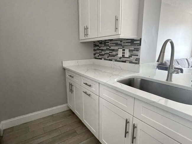 Building Photo - 630 S Sapodilla Ave