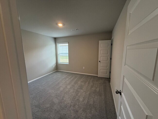 Building Photo - Charming 3-Bed, 2-Bath Home with Open Floo...