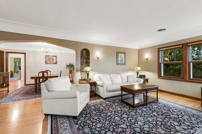 Large S and W facing Living Room - 5341 Nicollet Ave