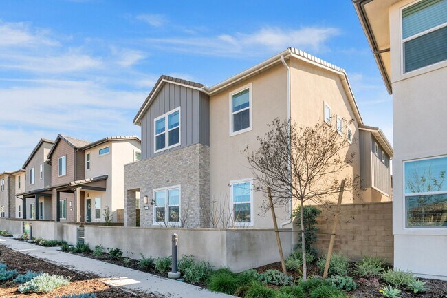 Foto del edificio - Beautiful 5bed/4bath for Rent Home at Great Park