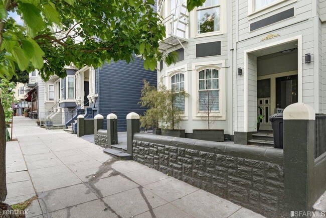 Building Photo - 835 Cole St