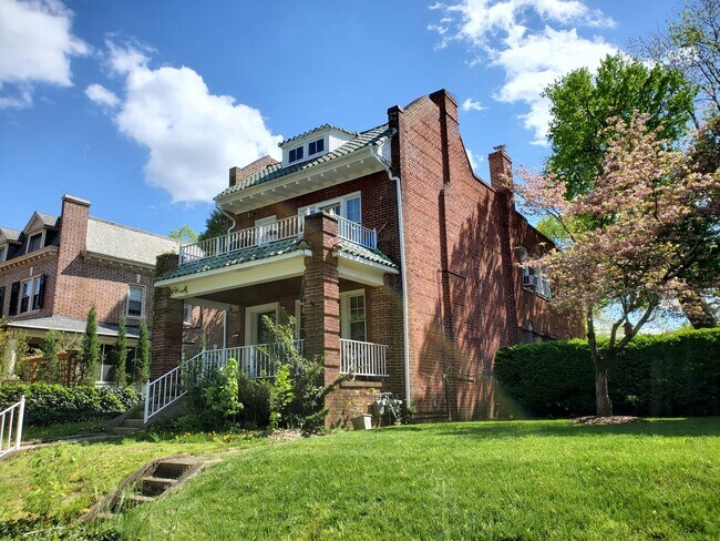 Building Photo - 3111 Stuart Ave