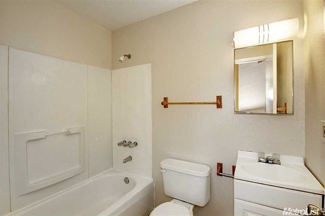 Building Photo - 2767 Meadowview Rd