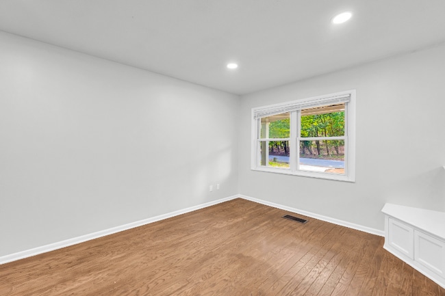 Building Photo - 360 Round Table Rd