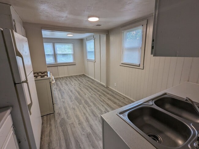 Building Photo - Newly Updated & Available NOW!!  2 Bedroom...