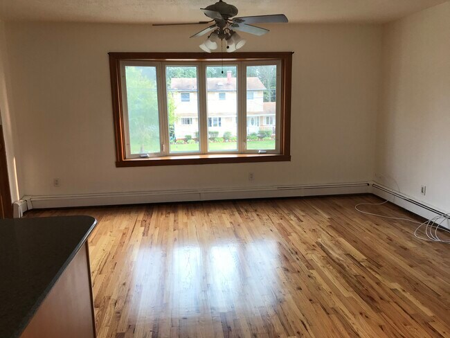Building Photo - 363 Cedarhurst St