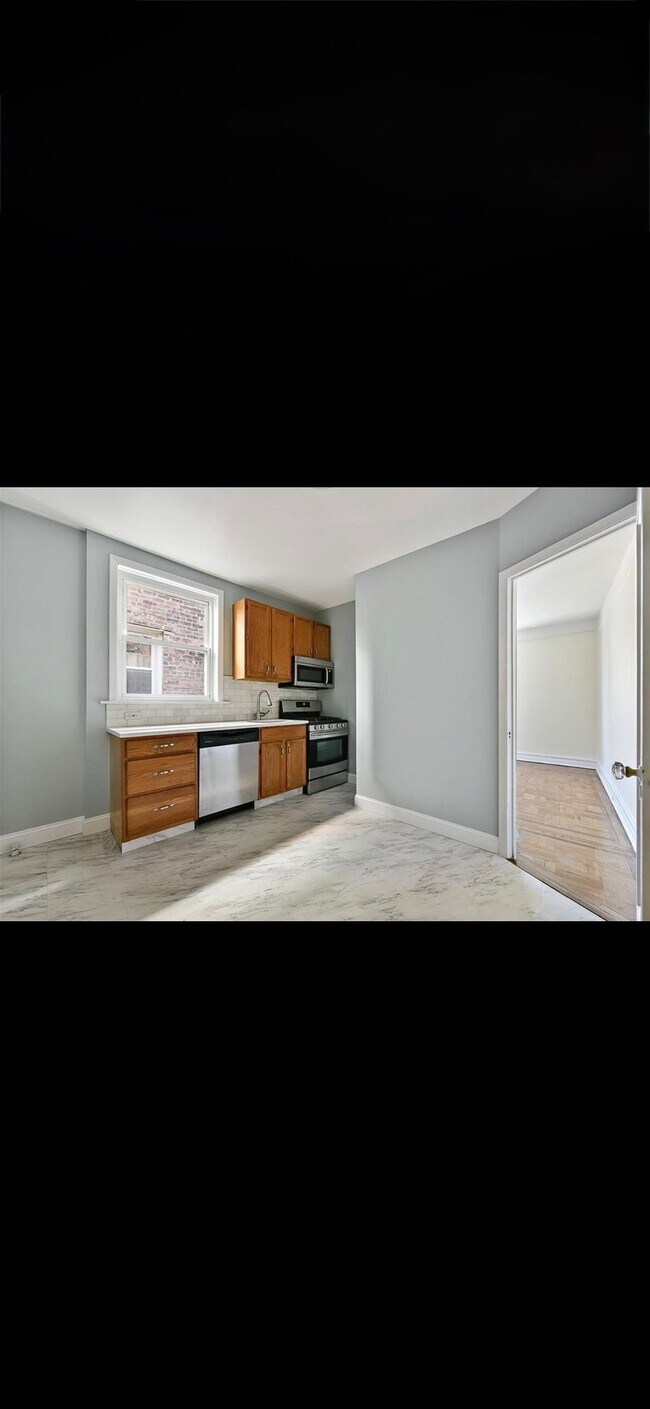 Foto del edificio - 6160 Delafield Ave