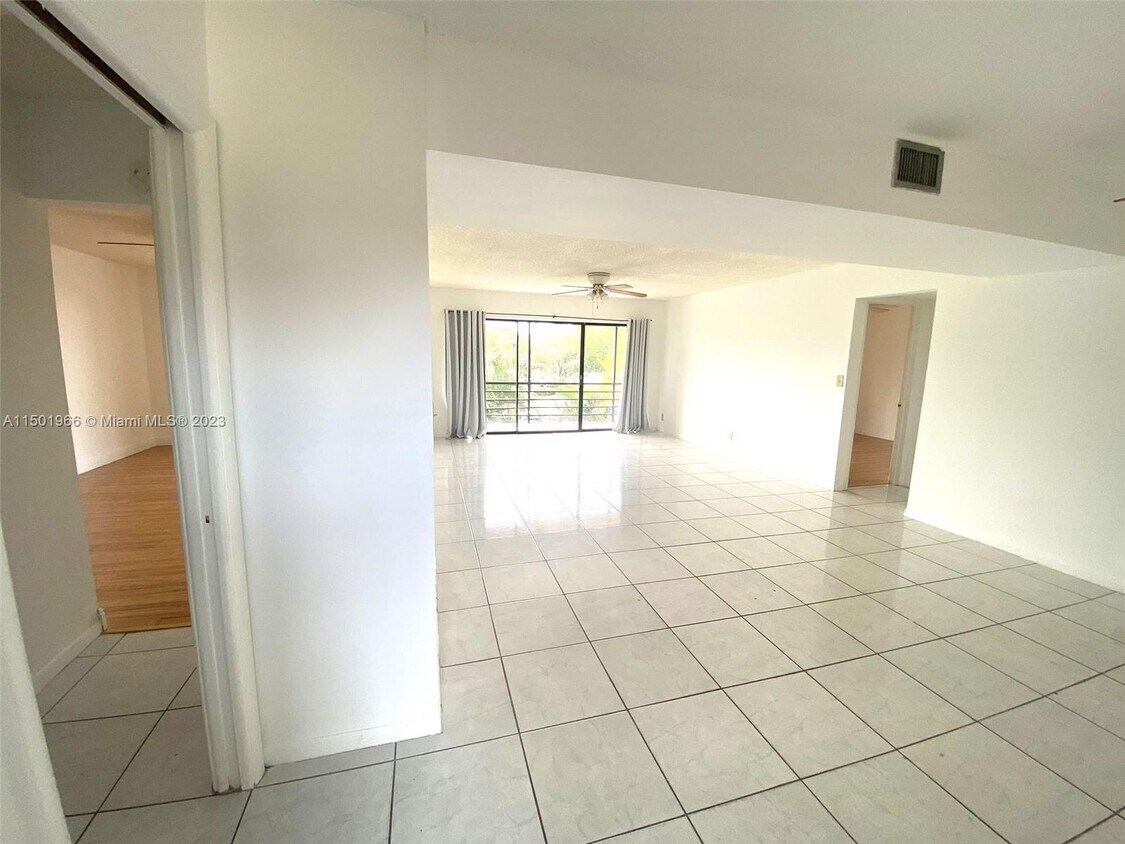 Primary Photo - 4000 N Hills Dr