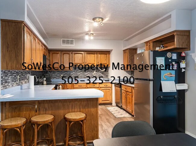 Foto del edificio - Large 3 Bedroom Home on Corner Lot