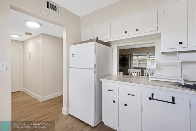 Building Photo - 6091 NW 61st Ave