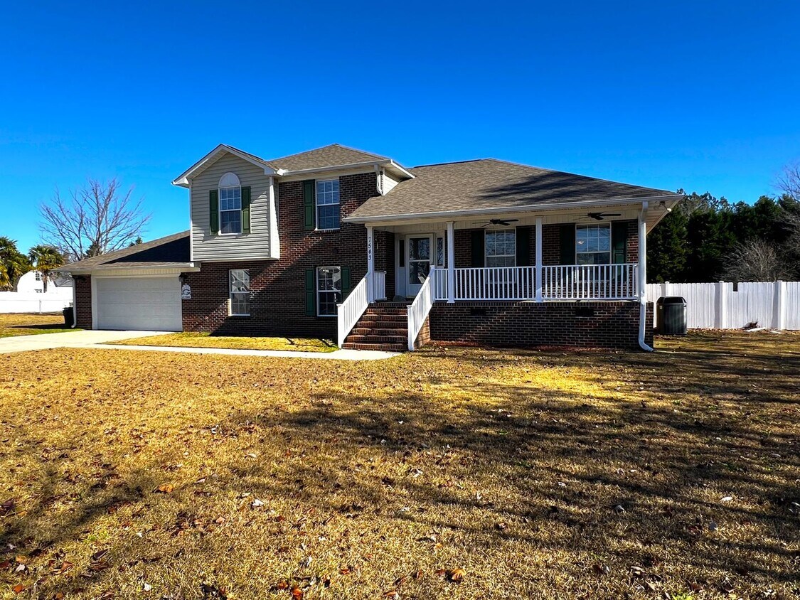 Foto principal - 4 Bedrooms in Grays Creek w/ In Ground Pool