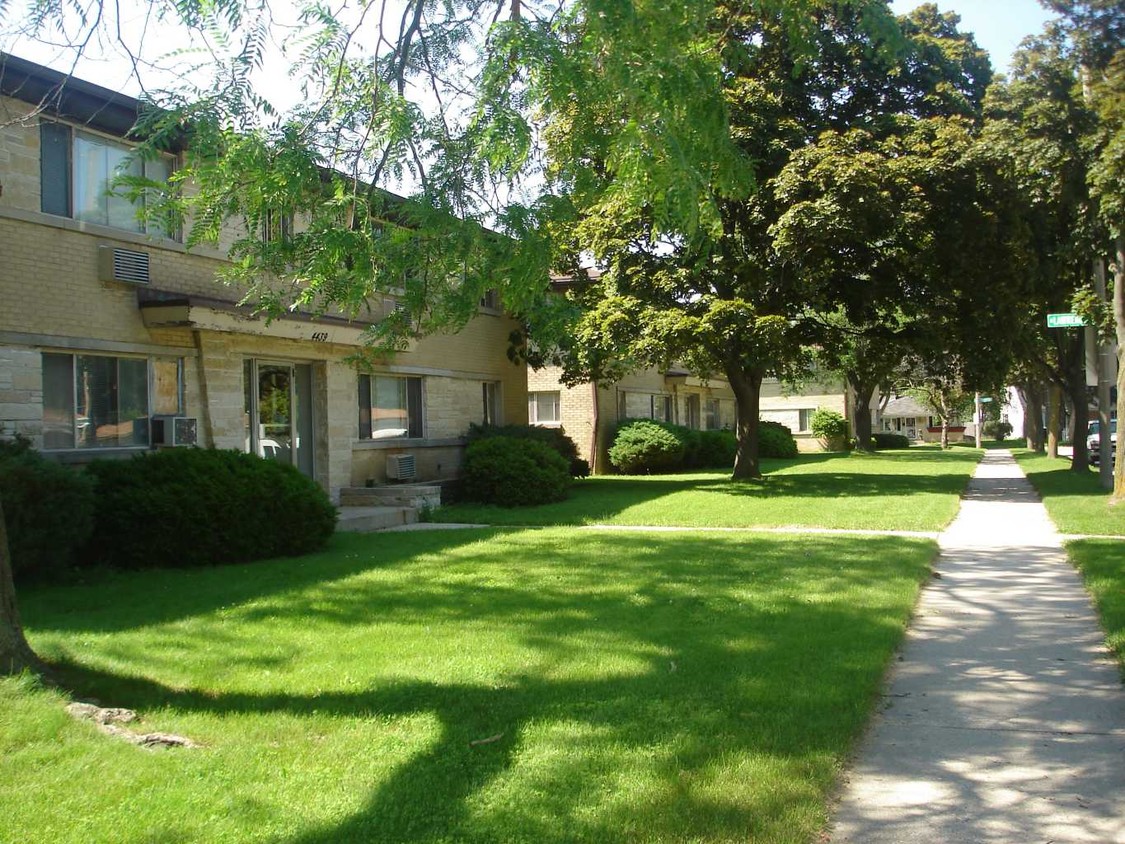 Beautiful entrances - 4450 92nd N St