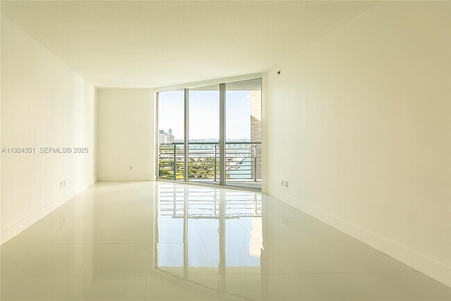 Foto del edificio - 325 S Biscayne Blvd