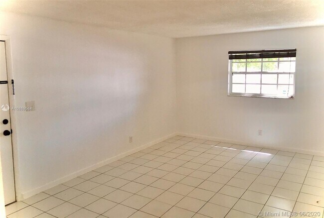 Foto del edificio - 900 NE 26th St