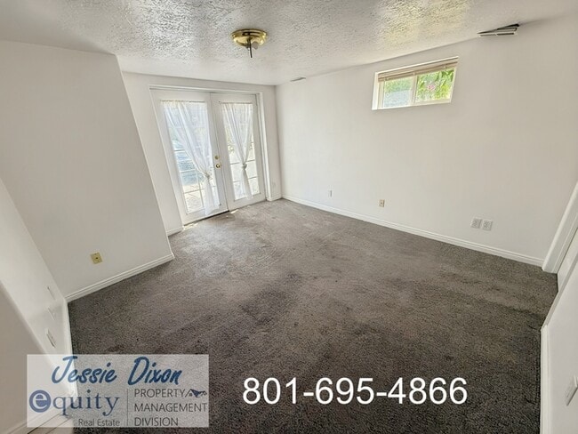 Building Photo - 219 Country Club Dr