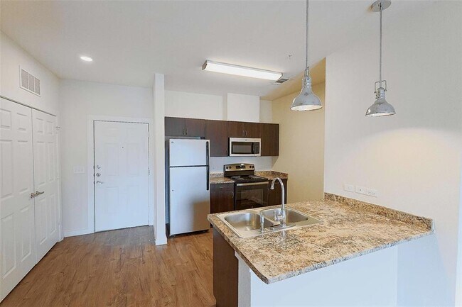 Foto del edificio - 6725 Circle S Rd