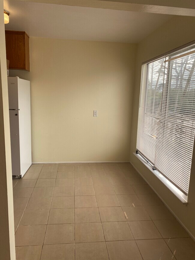 Breakfast area - 890 34th Ave