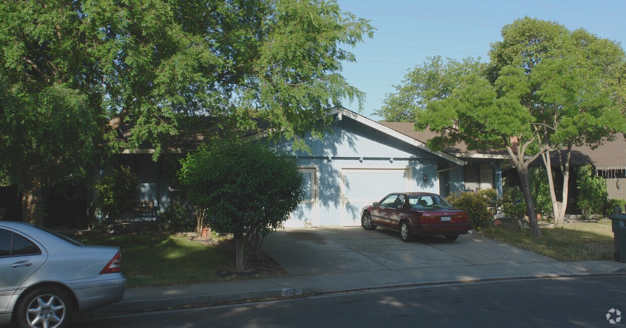 Building Photo - 18331-18333 Carriage Dr