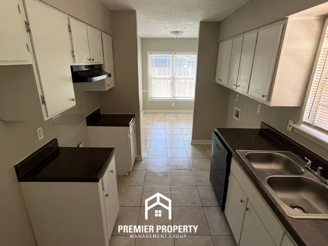 Foto del edificio - Charming 3BR/1.5BA in Whitehaven | Hardwood Floors & 1-Car Garage