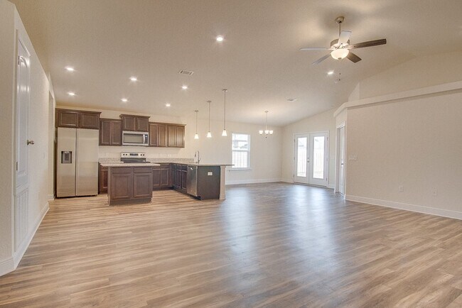Foto del edificio - 3BR, 2BA Rental Home with Open Floor Plan, Granite Kitchen, Primary Suite, 2-Car Garage & Covered...