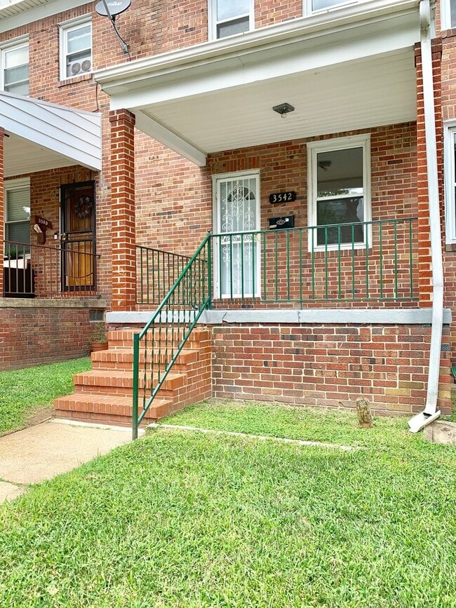 Building Photo - Bright Porch Front Home in East Baltimore