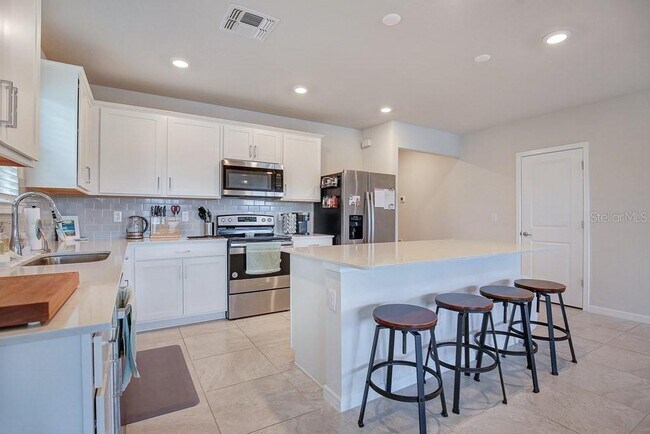 Building Photo - 910 Golden Shiner Ave