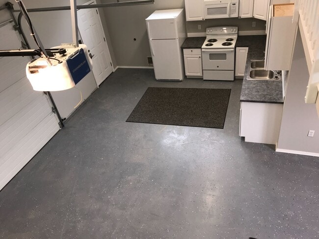 Building Photo - Loft Apartment/ Garage For Rent