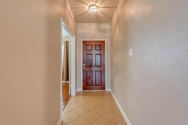 Foto del edificio - 419 Arbor Green Ln