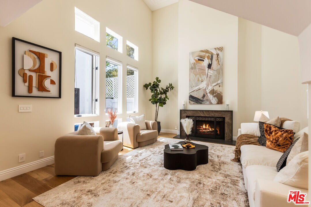 Foto principal - 869 S Bundy Dr