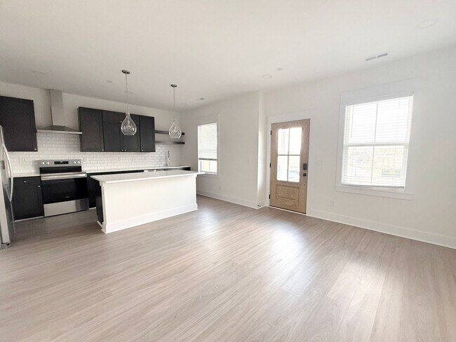 Foto del edificio - Spacious 4-Bedroom Townhome at Highbury + Summer Special