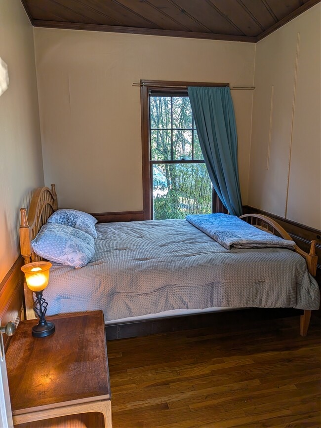 Building Photo - 713 SE 27th Ave