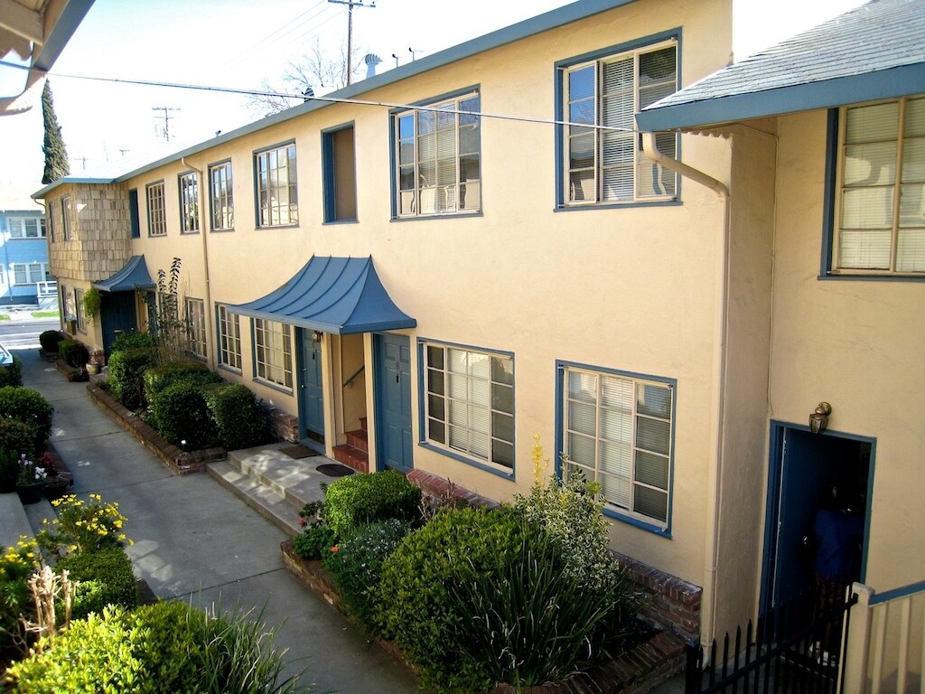 Primary Photo - Kenwood Apartments 2426