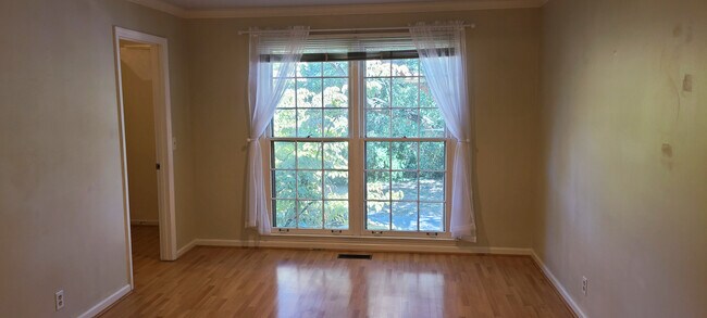 Building Photo - 401 Bowling Ave