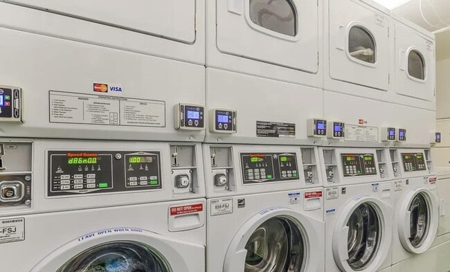 Building Photo - 1045 Kings Rd