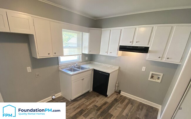 Foto del edificio - 824 Novarese Ave