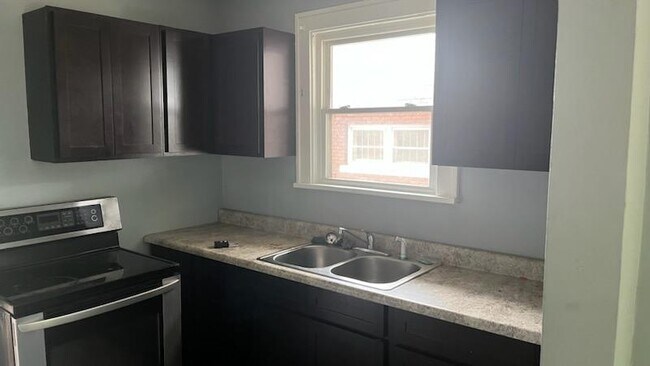 Building Photo - 302 Rhodes Ave