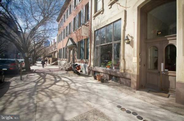 Building Photo - 2025 Arch St