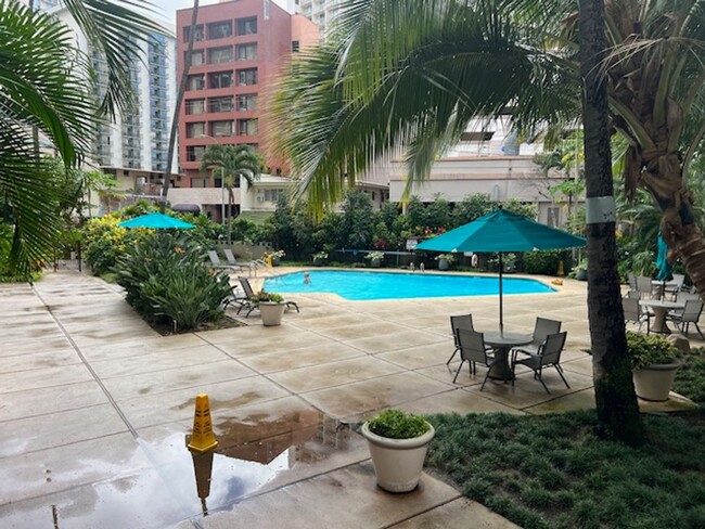 Foto del edificio - Fully Furnished One Bedroom Overlooking Po...