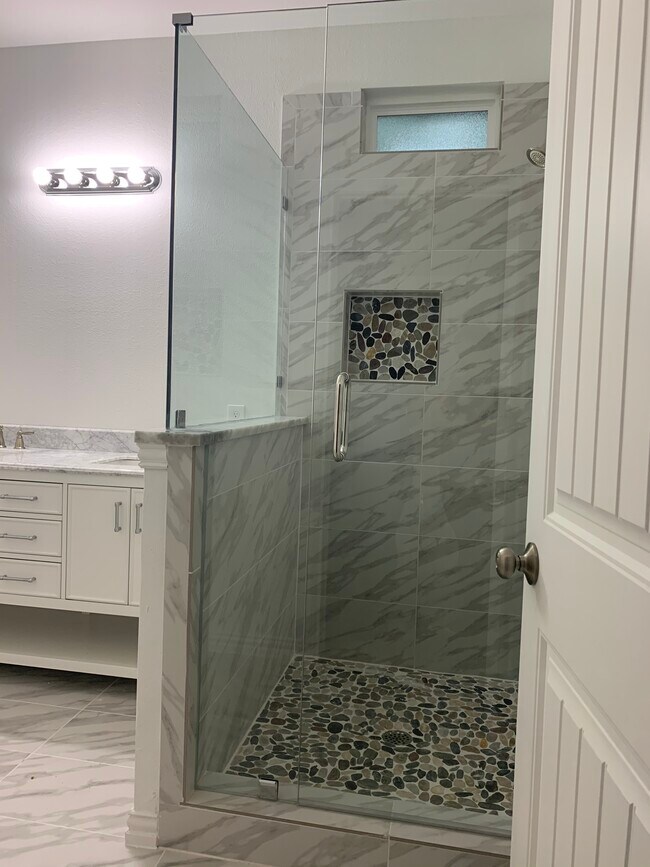 Ducha principal - 425 Bass Rd