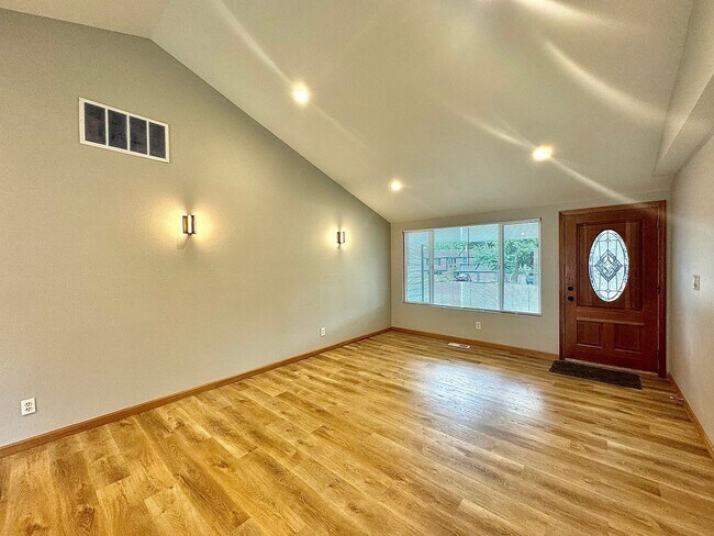 Foto del edificio - Charming Updated Rambler in Prime Kirkland Location