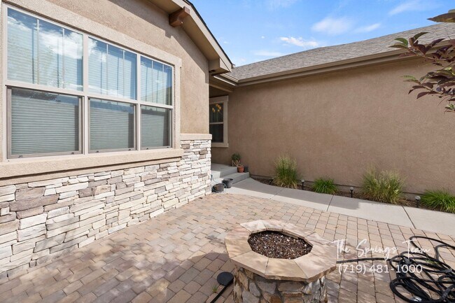 Foto del edificio - BEAUTIFUL 4BD + OFFICE MAIN-LEVEL LIVING H...