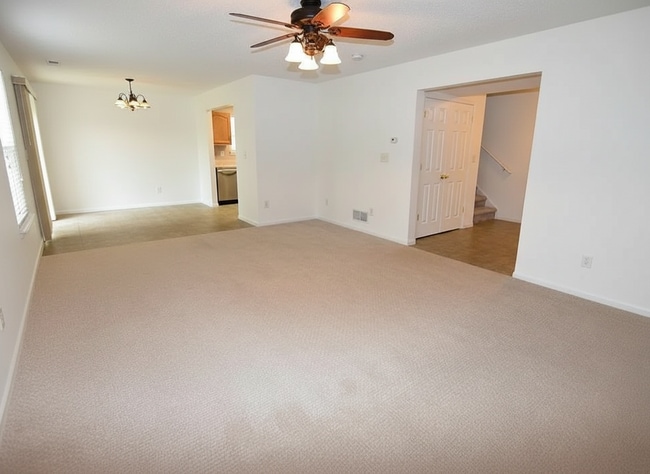 Building Photo - 2307 Middle View Dr