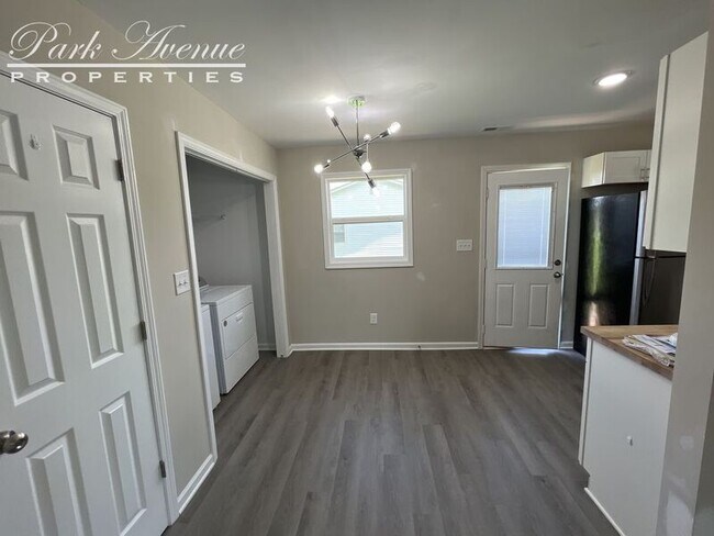 Building Photo - 906 Eastwood Dr