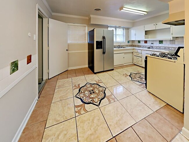 Building Photo - No Application Fees* $500 off 1st Months R...