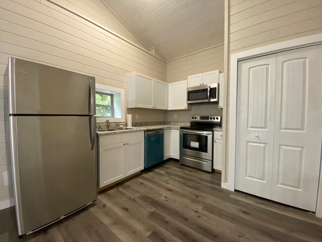 Building Photo - Super Convenient & Brand New Sevierville C...