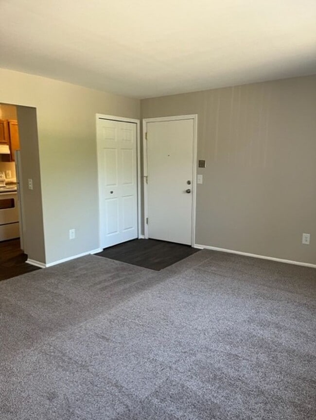 Building Photo - Charming 2 bedroom/1 bathroom apartment ne...