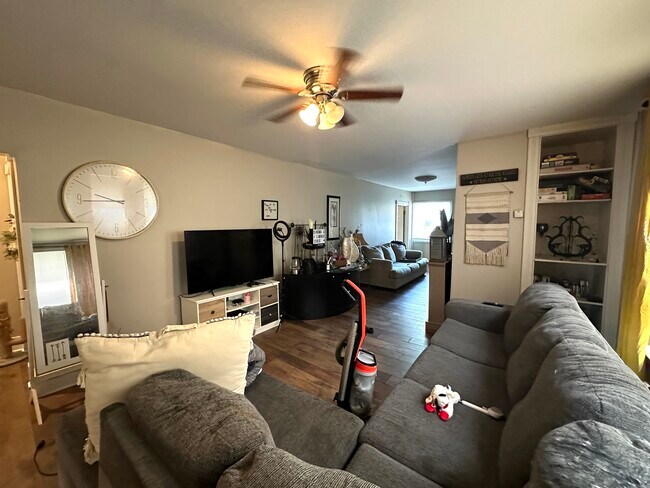 Foto del edificio - 2563 N Bartlett Ave